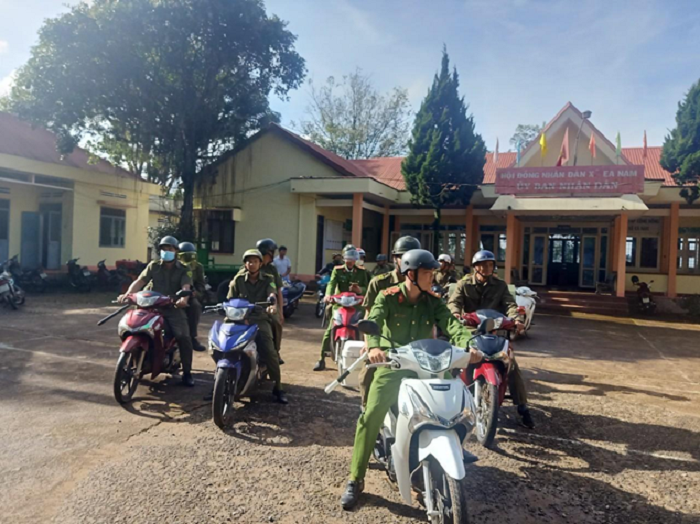 Công an huyện Ea H’leo tăng cường bảo đảm an ninh trật tự cho người dân đón một mùa Giáng sinh an lành